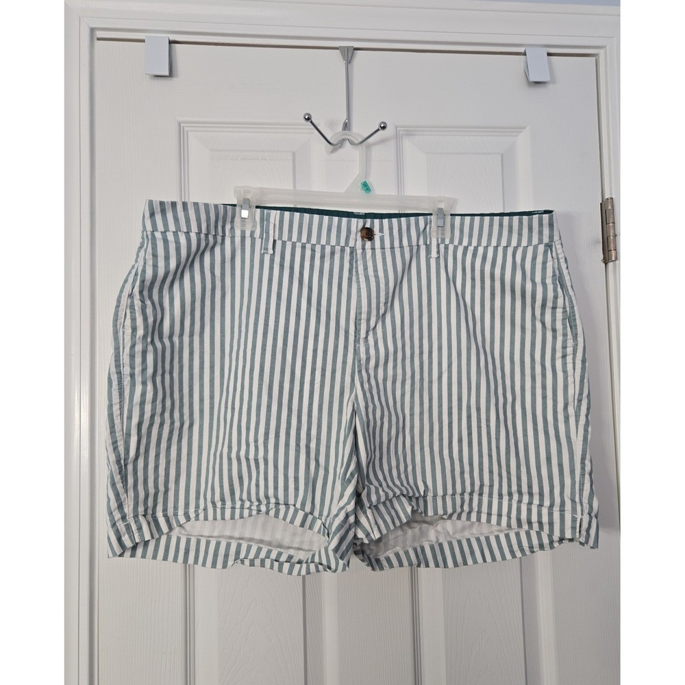Old Navy Womans Plus Size Shorts white & Green Size 20.